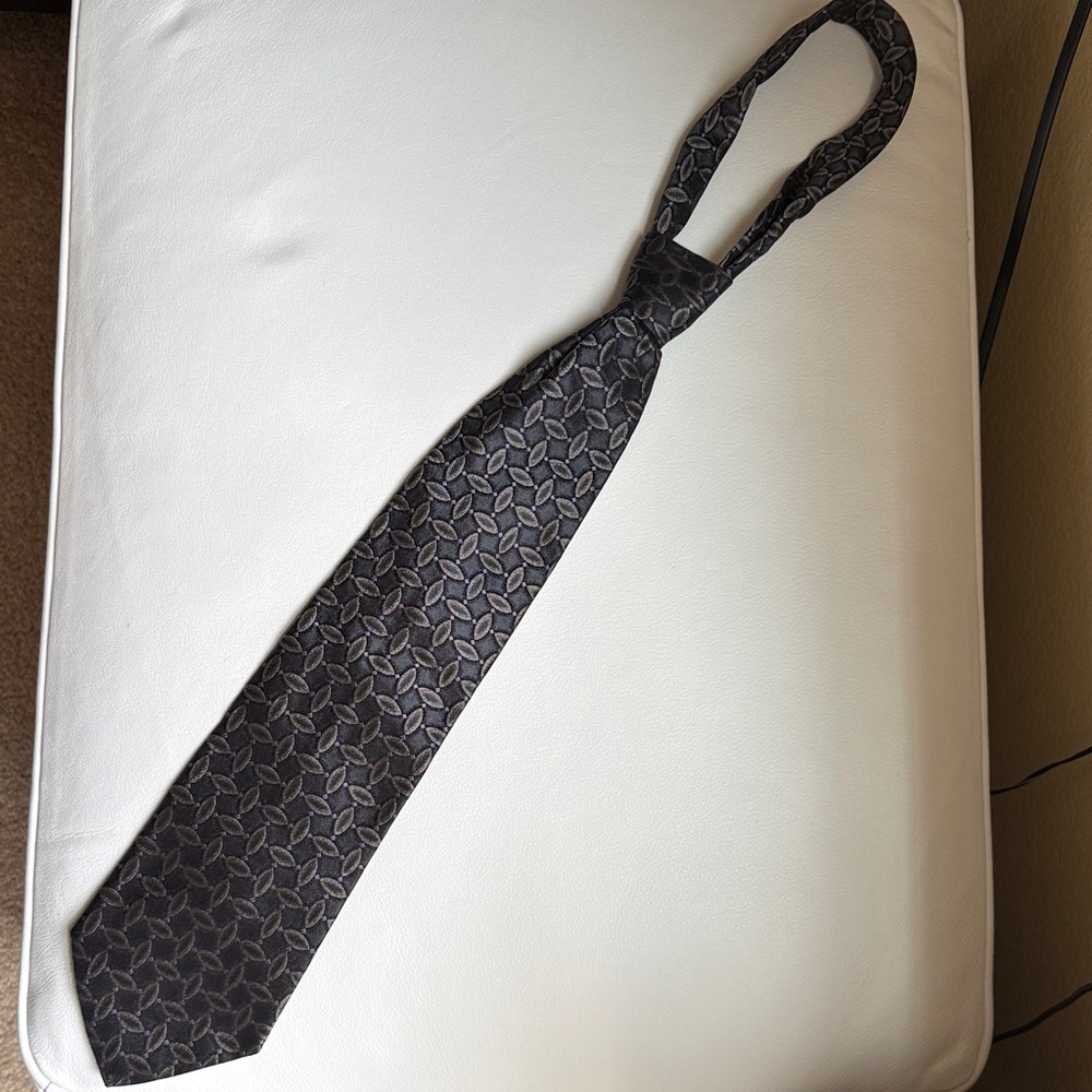 Alfani made in Italy silk charcoal  Patterned Neck Tie- just tied for photo